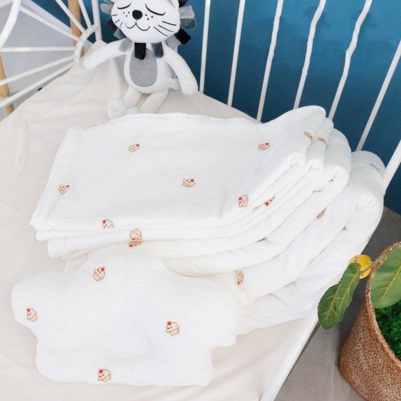 Soft quilt baby towel in white with small animal prints, made of pure cotton. Ideal bath wrap for newborns, suitable for all seasons.