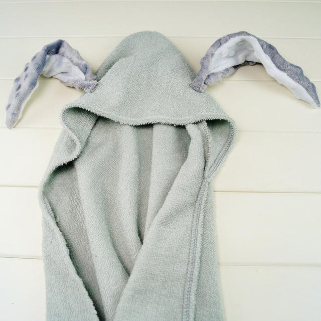 Hooded newborn cotton bath towel for babies – soft, absorbent, and ideal for post-bath comfort.
