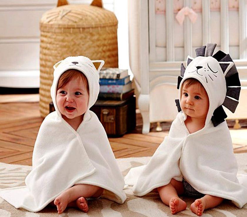 Hooded newborn cotton bath towel for babies – soft, absorbent, and ideal for post-bath comfort.
