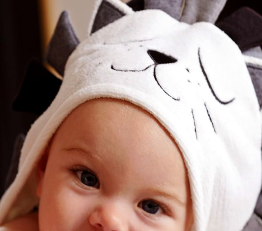 Hooded newborn cotton bath towel for babies – soft, absorbent, and ideal for post-bath comfort.

