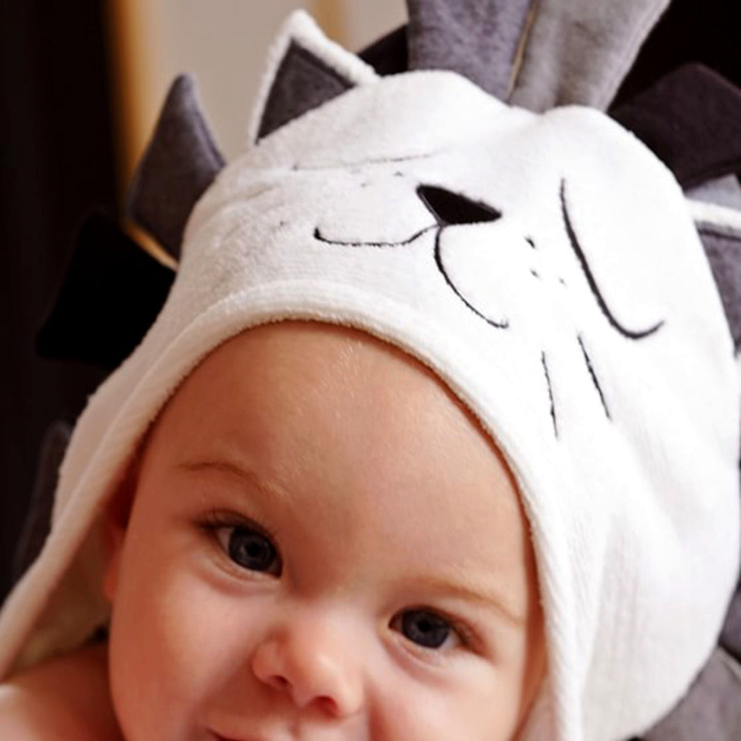 Hooded newborn cotton bath towel for babies – soft, absorbent, and ideal for post-bath comfort.
