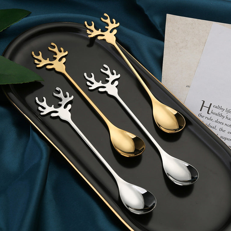 Festive Merry Christmas party spoons for holiday dinners and table decorations – red and green Xmas-themed cutlery.
